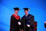Президент университета «Сон-Мун» в Южной Корее вручает почётную степень доктора президенту Уругвая Табаре Васкесу 