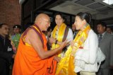 Далай Лама XIV встречает младшего сына преподобного Муна, Мун Хёнг Джина и его супругу в Аэропорту Непала 