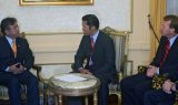 Слева направо: Президент Парагвая Никанор Дуарте, Мун Хён Джин (сын Г-на Муна), Нил Буш (младший брат Джорджа  Буша)