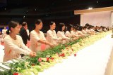 Тысячи людей прощаются с телом преподобного Муна