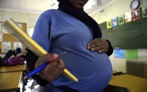 Число беременностей среди подростков снизилось после сокращения бюджета на контроль рождаемости