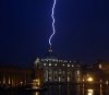 После заявления Папы Римского об уходе на покой в купол собора св. Петра в Риме ударила молния